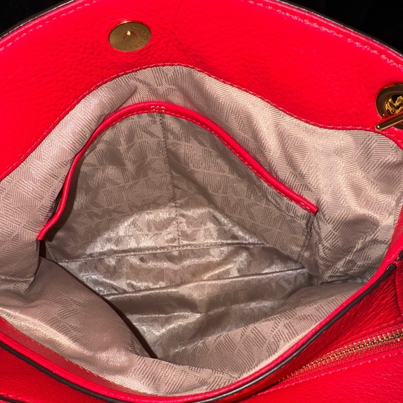 PRICE DROP!!! ⬇️💲Michael Kors Jet Set Chain shoulder bag.
NWT - Picture 6 of 8